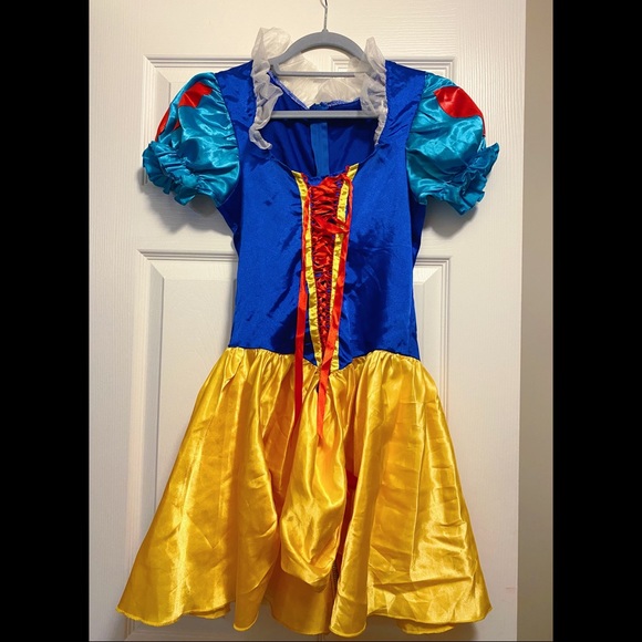 Woman’s Snow White Halloween Costume